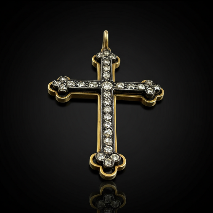 Croce Pendente con Diamanti