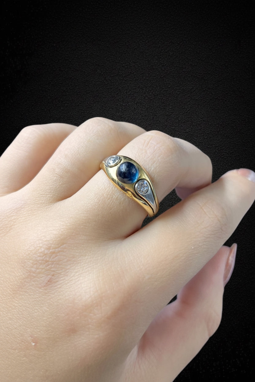 Anello a Fascia con Zaffiro Cabochon e Diamanti