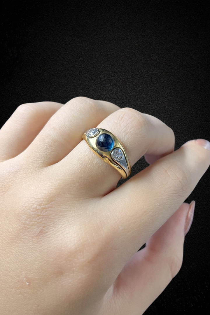Anello a Fascia con Zaffiro Cabochon e Diamanti