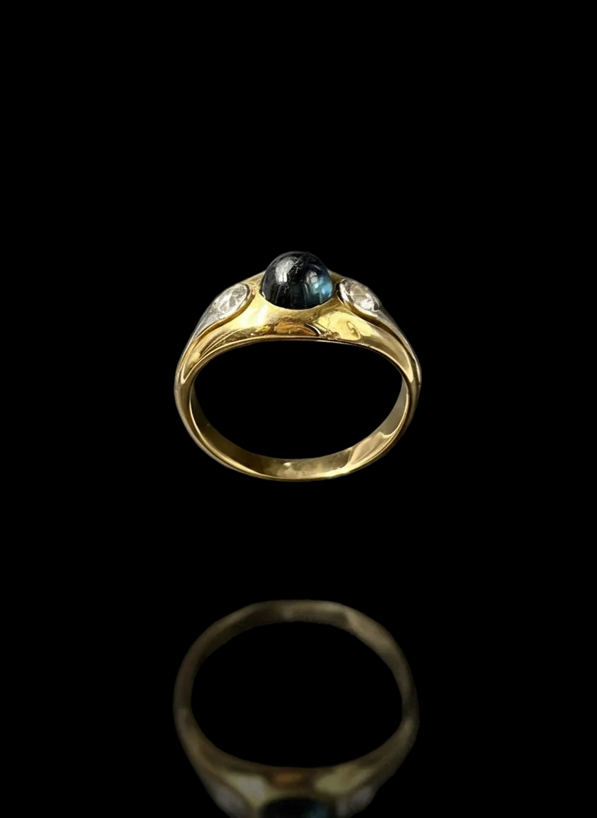 Anello a Fascia con Zaffiro Cabochon e Diamanti