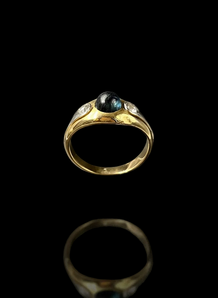 Anello a Fascia con Zaffiro Cabochon e Diamanti