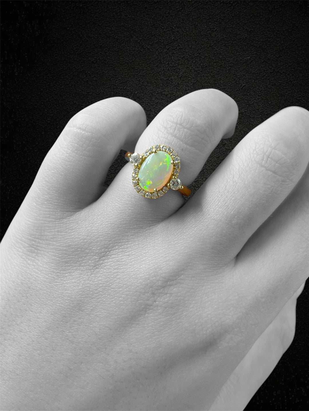 Anello con Opale Arlecchino e Diamanti
