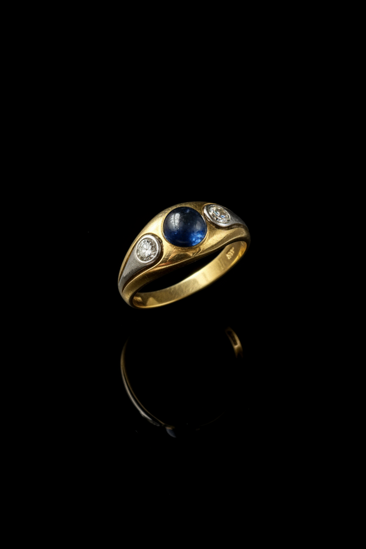 Anello a Fascia con Zaffiro Cabochon e Diamanti