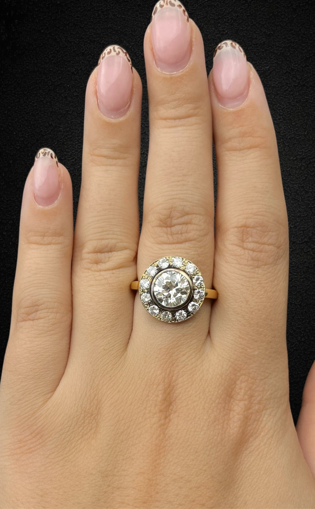Anello Halo in Oro Giallo con Diamante Centrale 2,30 ct