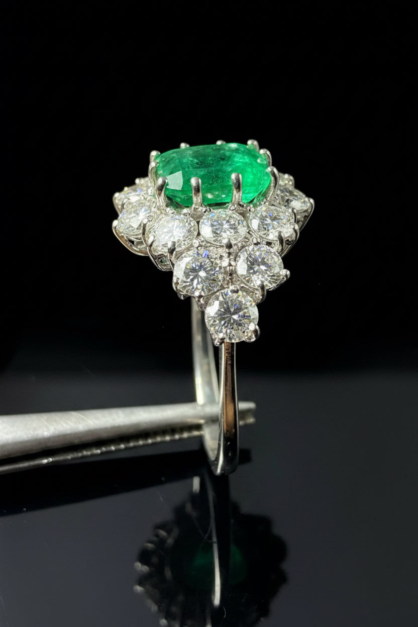 Principesco Anello Smeraldo e Diamanti