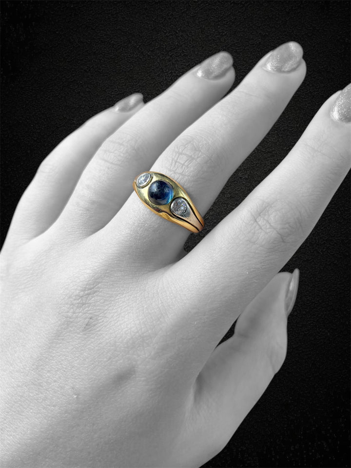 Anello a Fascia con Zaffiro Cabochon e Diamanti