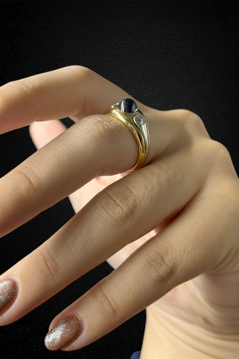 Anello a Fascia con Zaffiro Cabochon e Diamanti