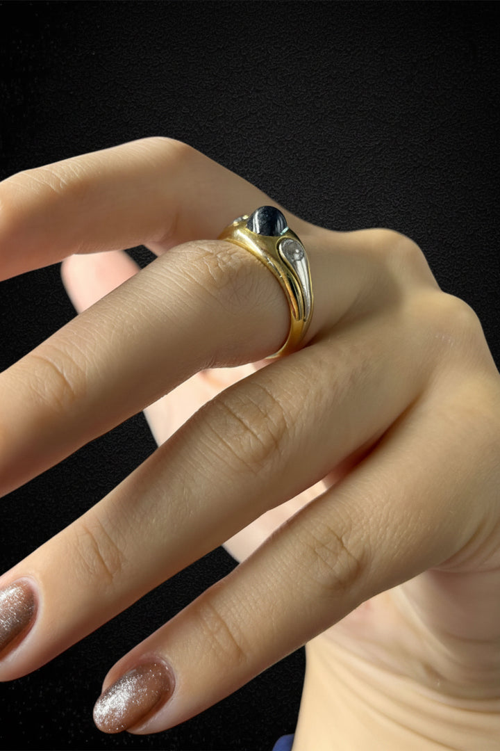 Anello a Fascia con Zaffiro Cabochon e Diamanti