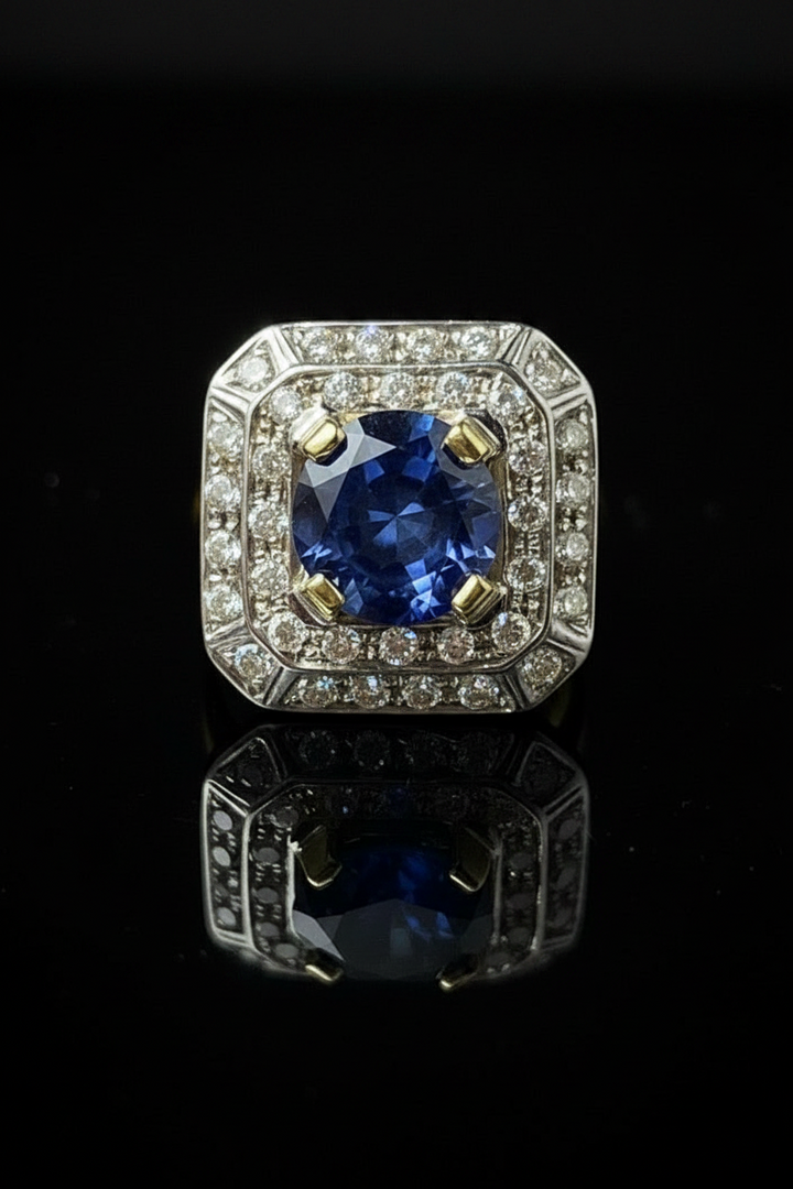 Anello Ottagonale con Zaffiro Verneuil e Diamanti