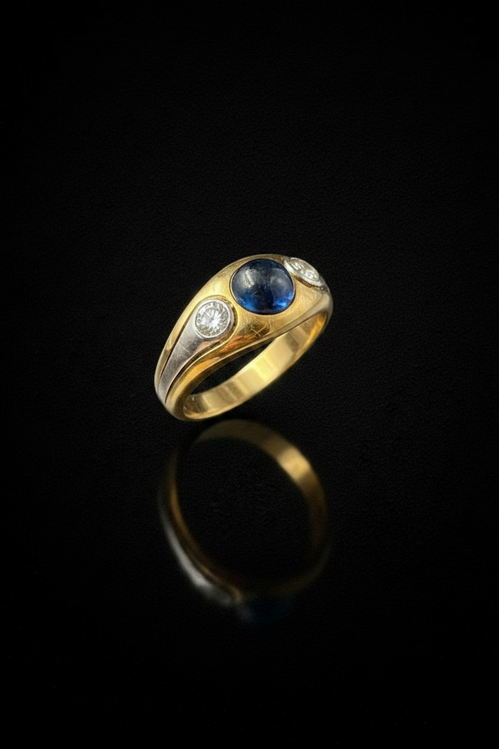 Anello a Fascia con Zaffiro Cabochon e Diamanti