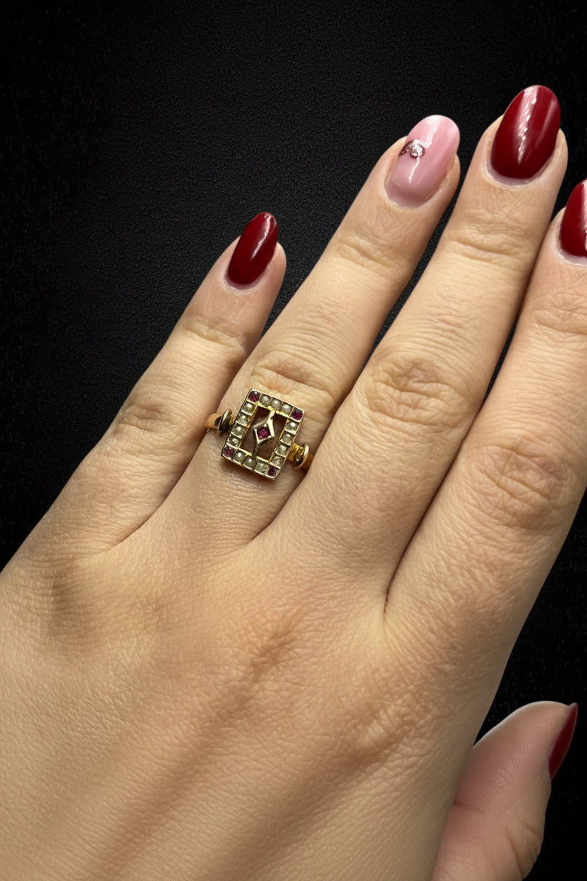 Anello Primi '900 con Rubelliti e Micro Perle