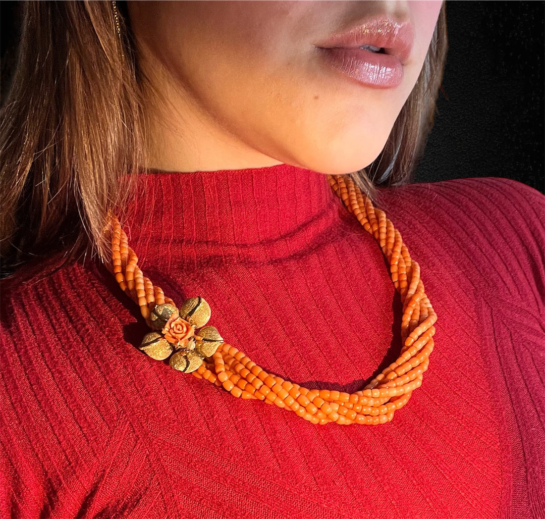 Collana in Corallo con Fiore Dorato