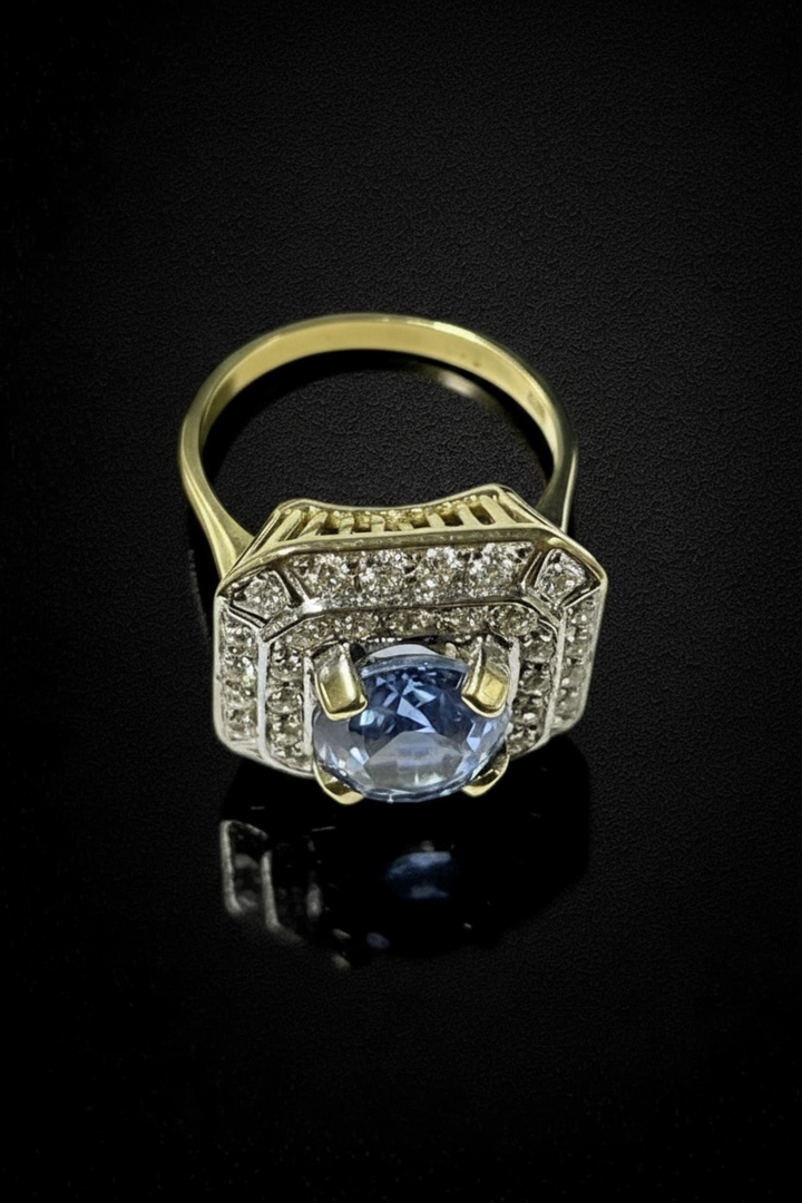 Anello Ottagonale con Zaffiro Verneuil e Diamanti