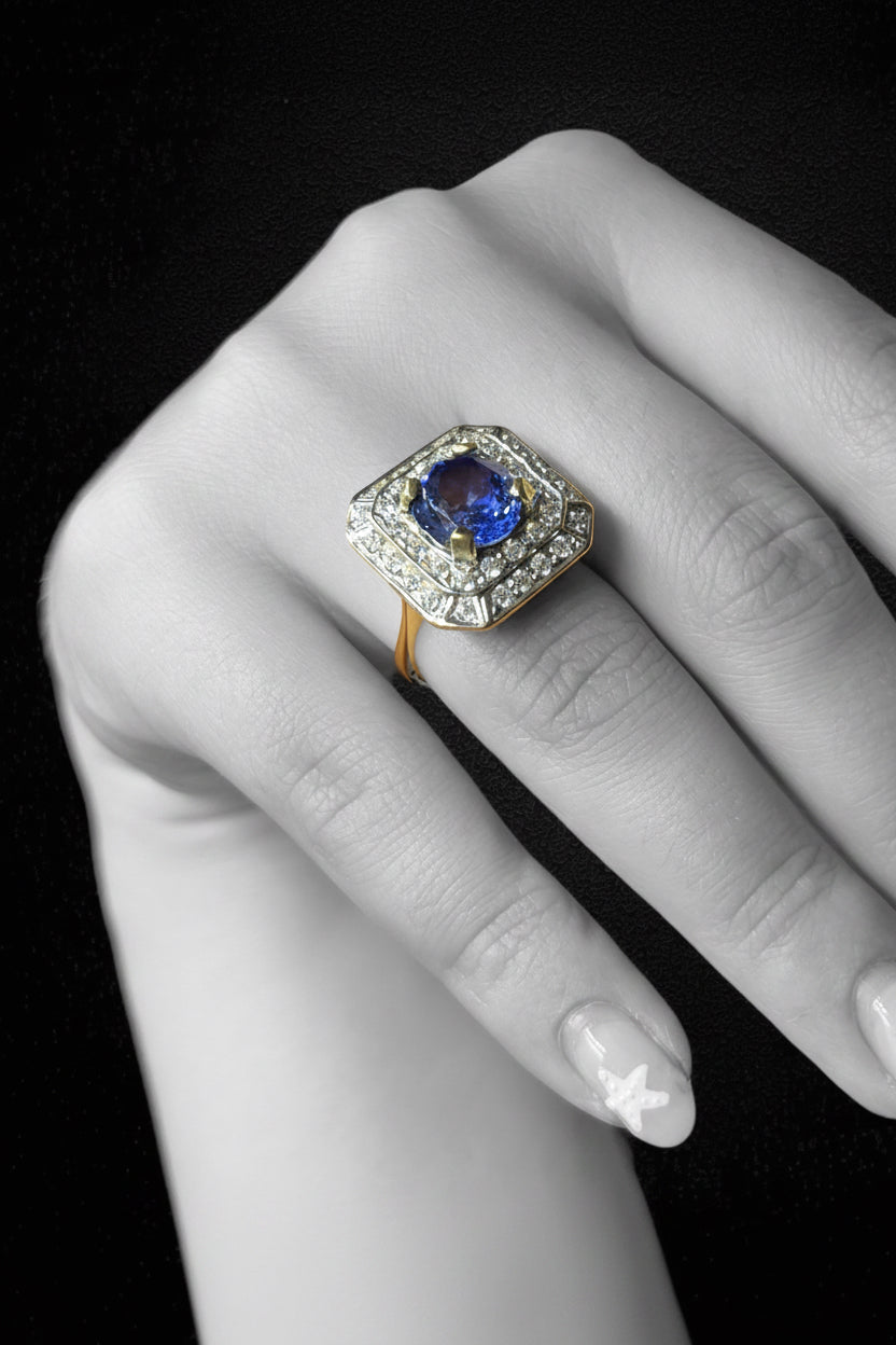 Anello Ottagonale con Zaffiro Verneuil e Diamanti