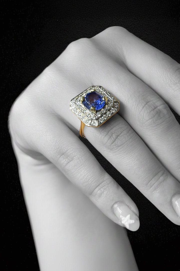 Anello Ottagonale con Zaffiro Verneuil e Diamanti