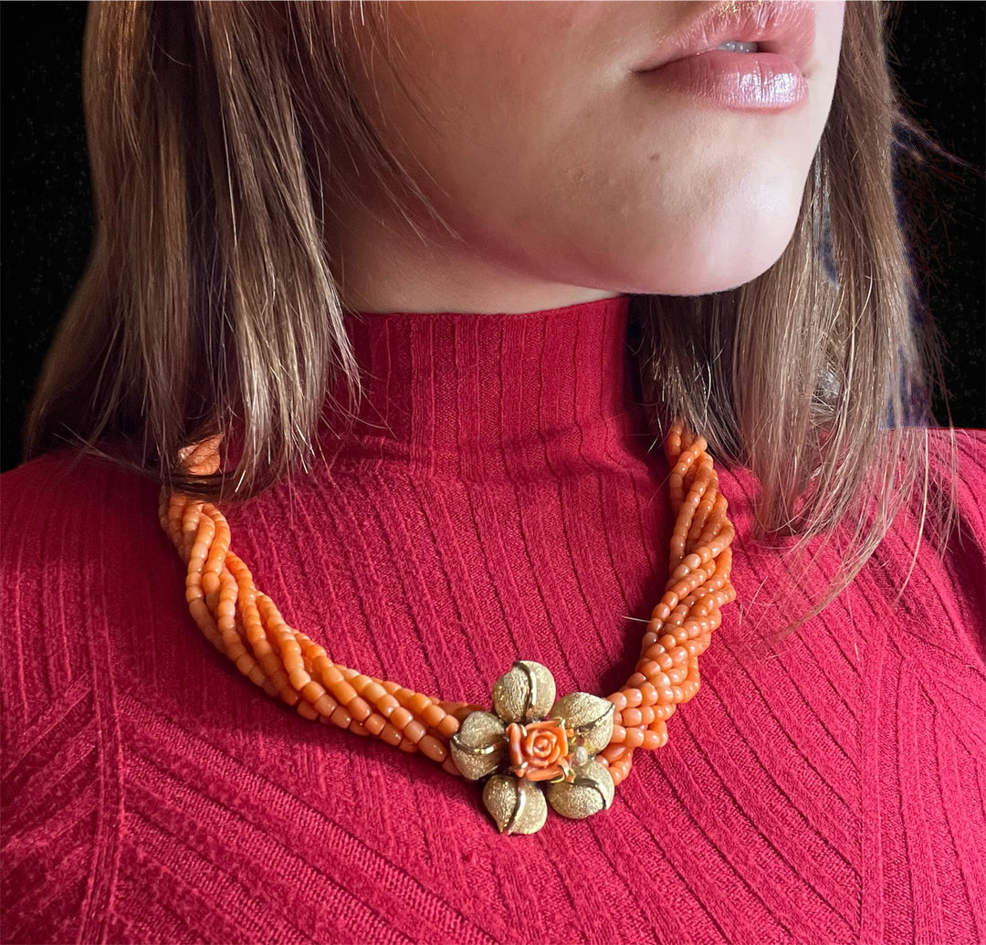 Collana in Corallo con Fiore Dorato