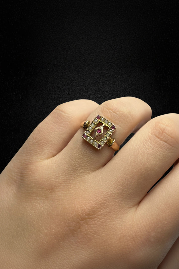 Anello Primi '900 con Rubelliti e Micro Perle