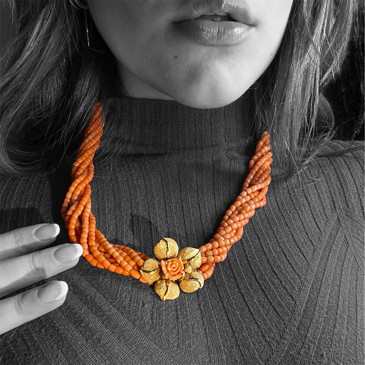 Collana in Corallo con Fiore Dorato