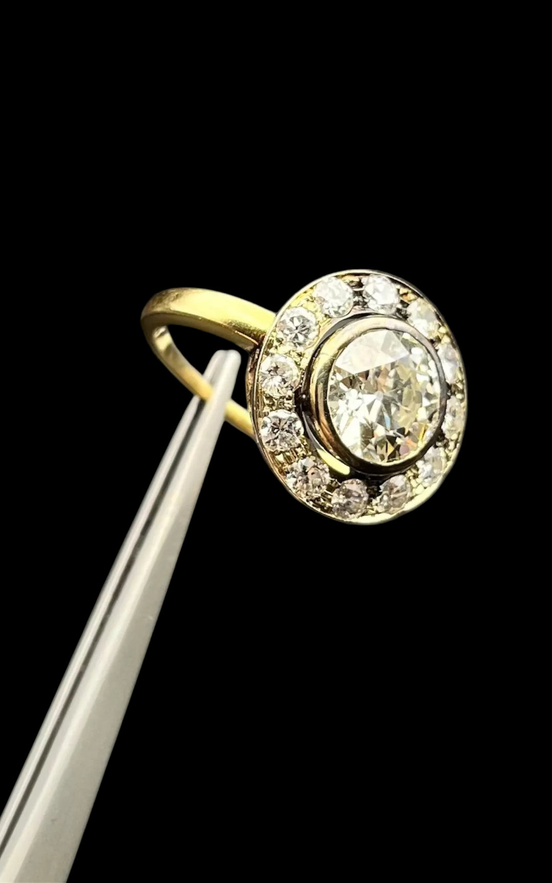 Anello Halo in Oro Giallo con Diamante Centrale 2,30 ct