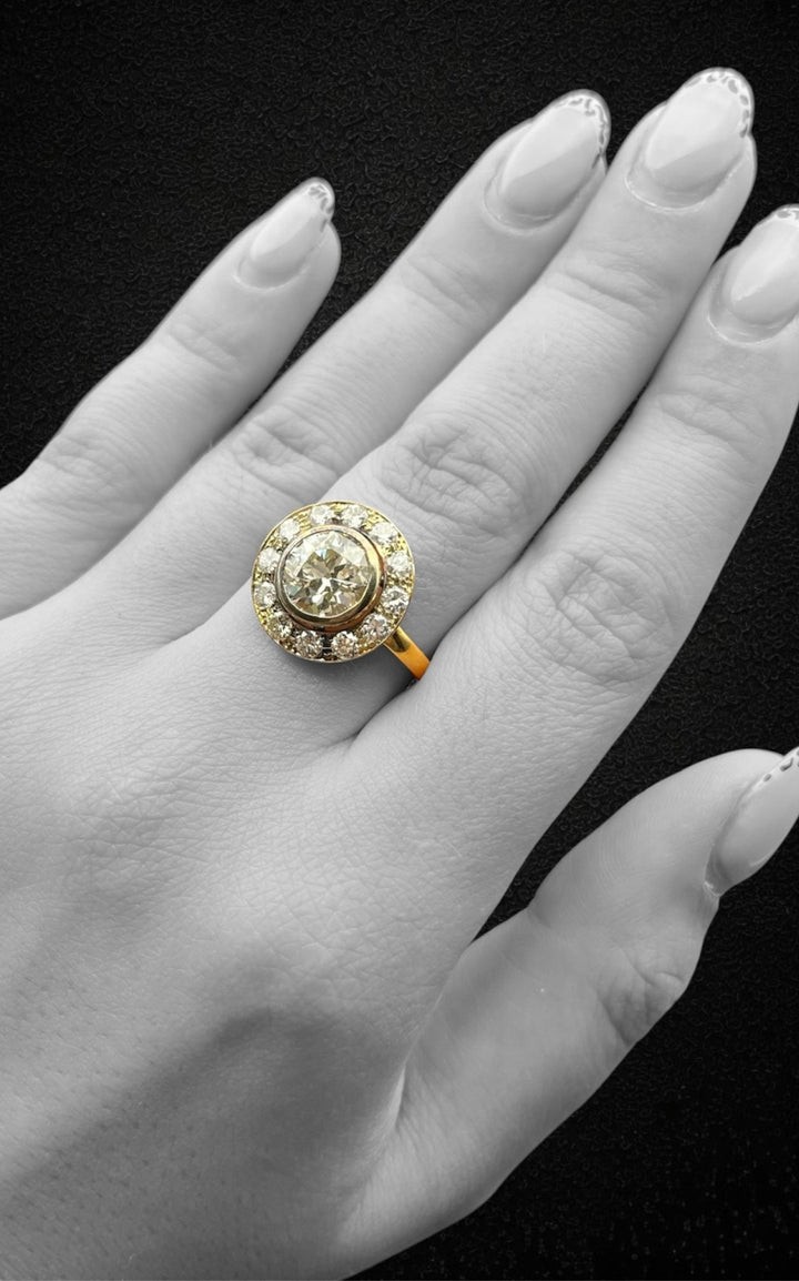 Anello Halo in Oro Giallo con Diamante Centrale 2,30 ct