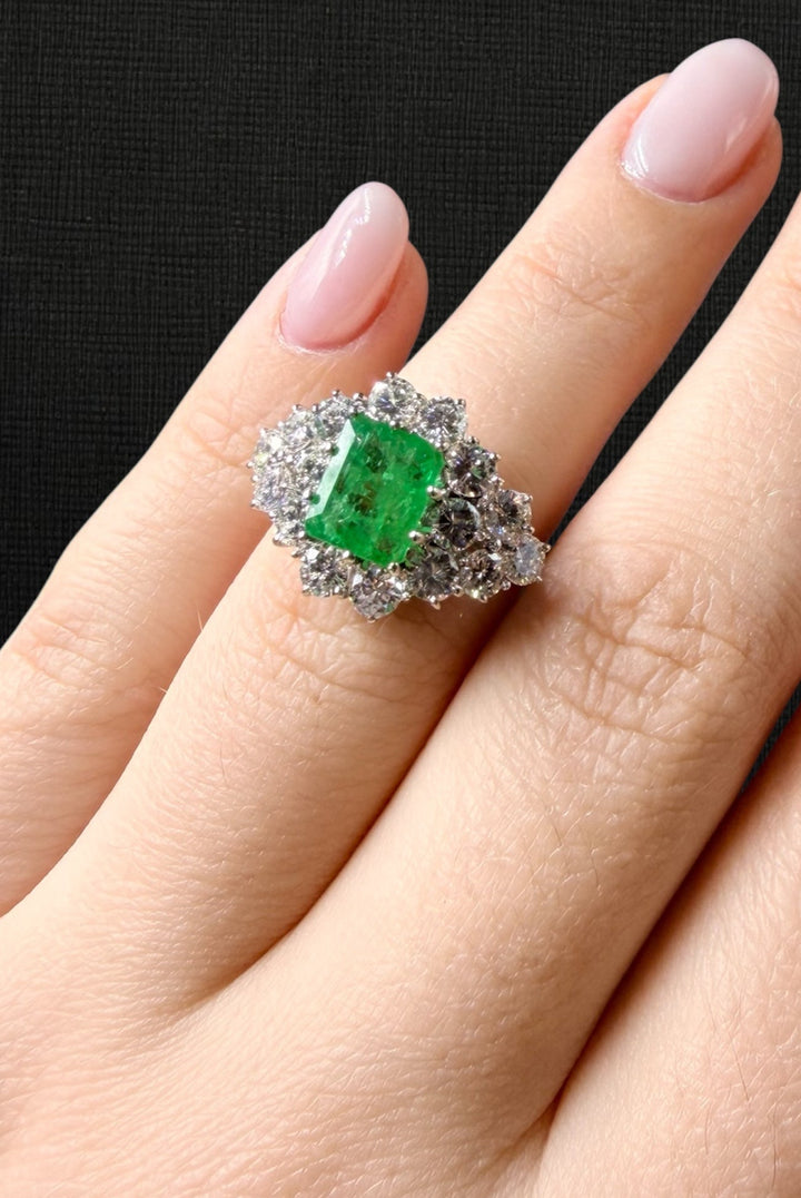 Principesco Anello Smeraldo e Diamanti