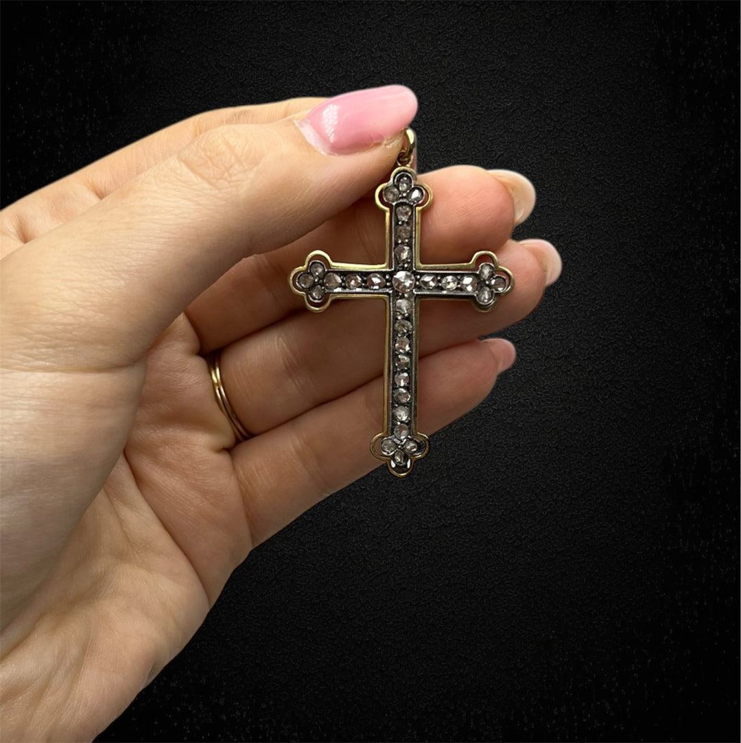 Croce Pendente con Diamanti