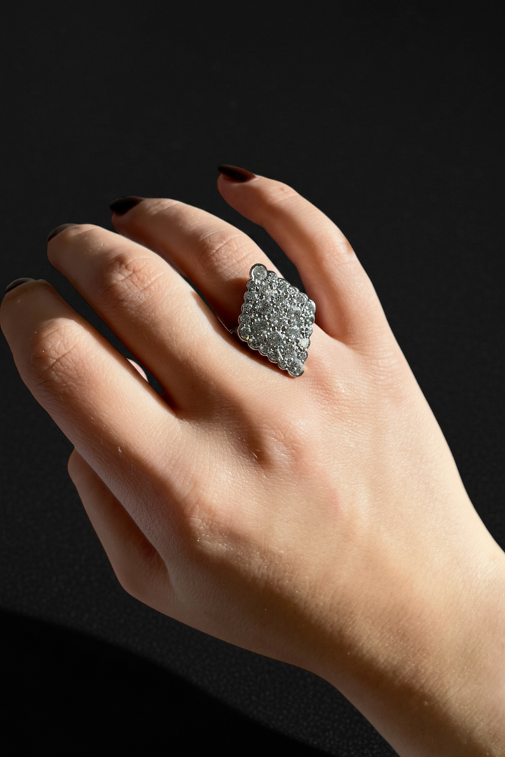 Splendido Anello Romboidale con Diamanti