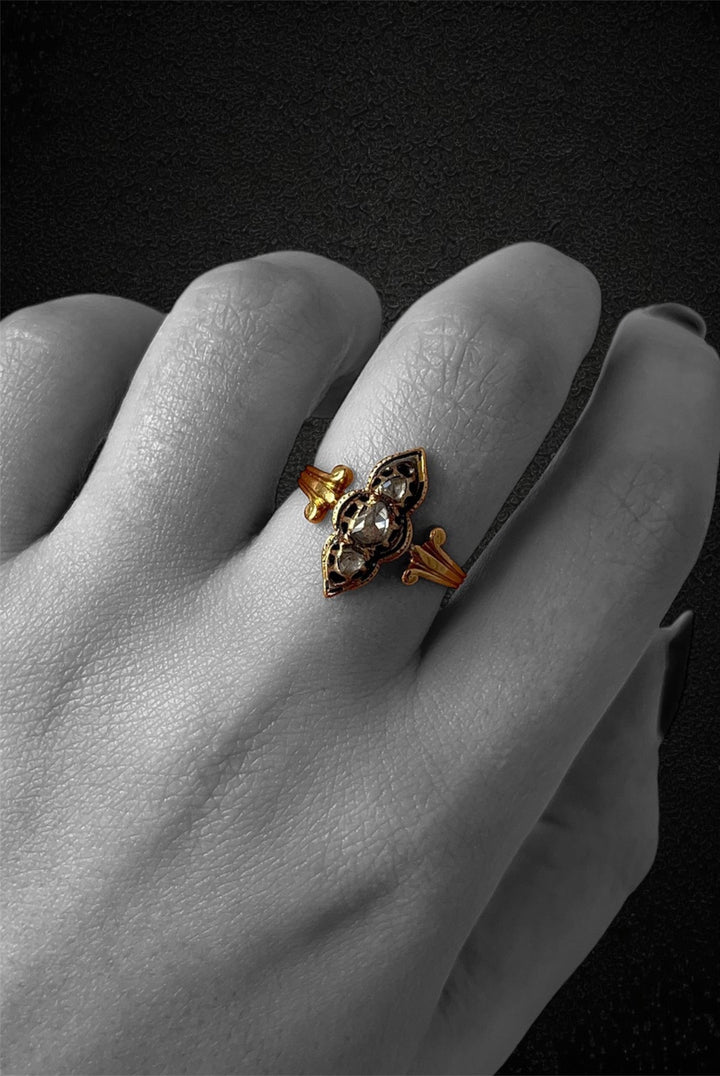 Anello Vittoriano con Smalti Neri e Diamanti