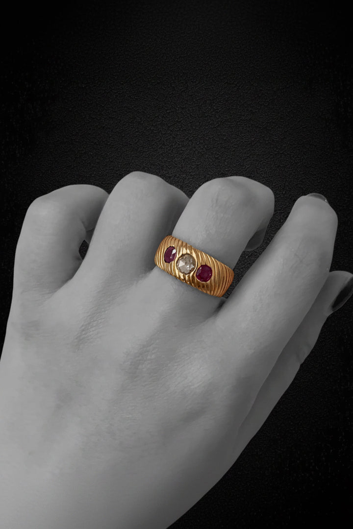 Anello a fascia Austro-Ungarico con diamante e rubini