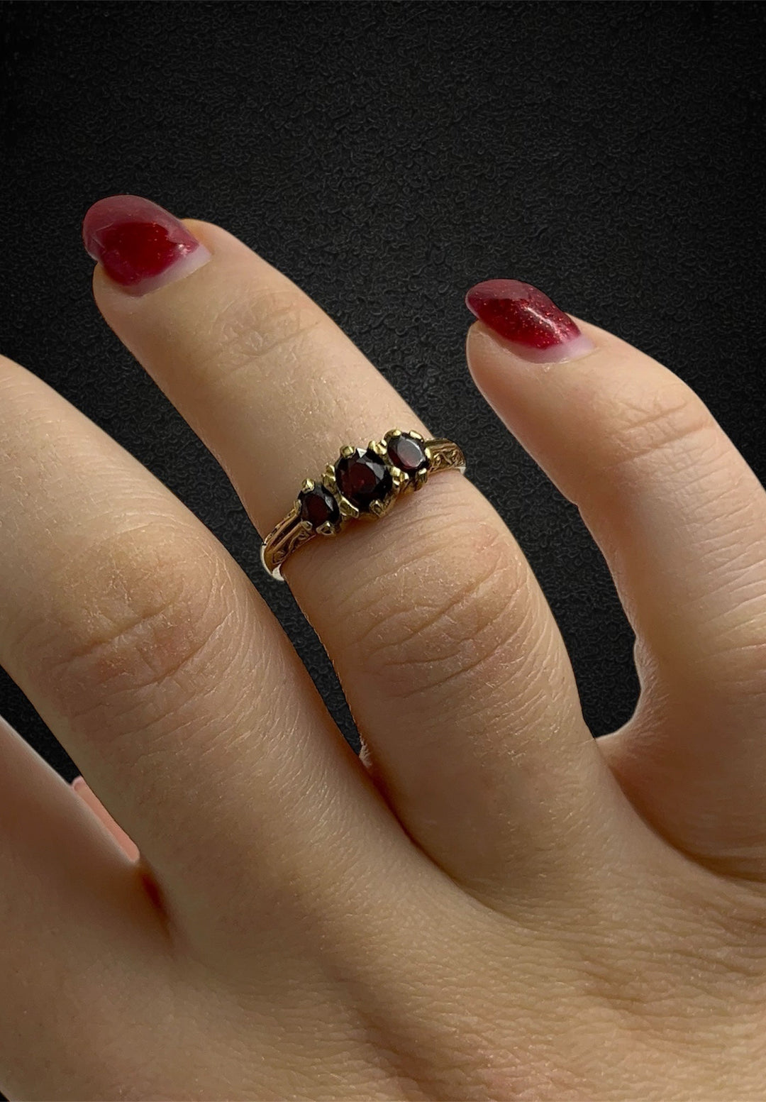 Anello Inglese "Trilogy" con Granato Piropo