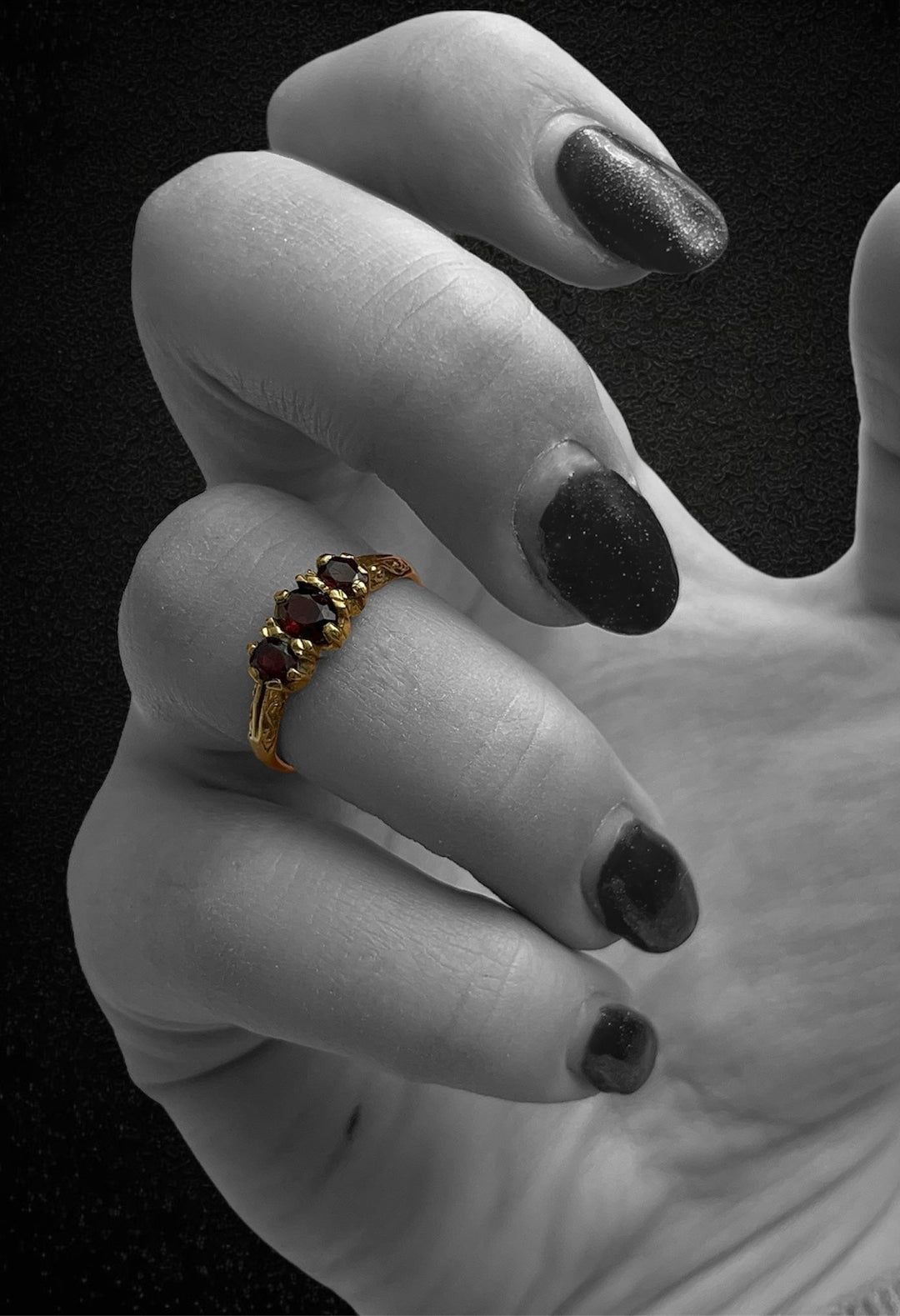 Anello Inglese "Trilogy" con Granato Piropo
