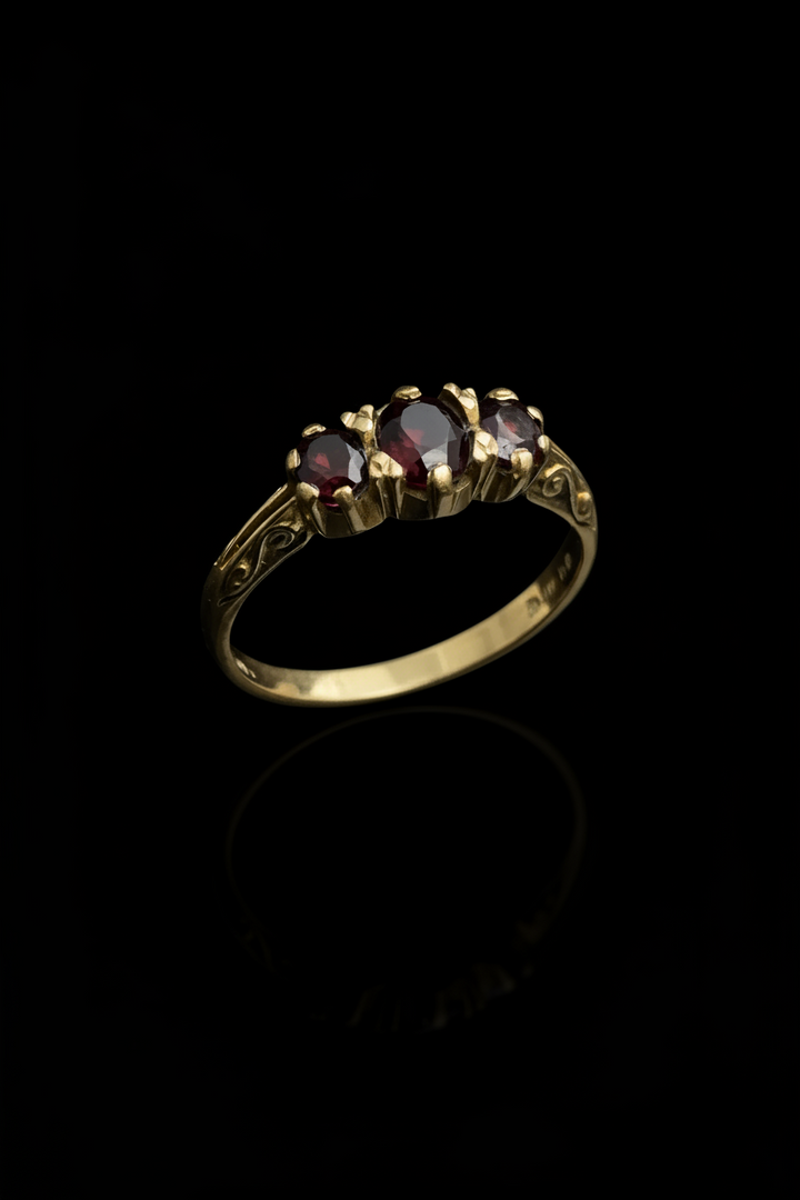 Anello Inglese "Trilogy" con Granato Piropo