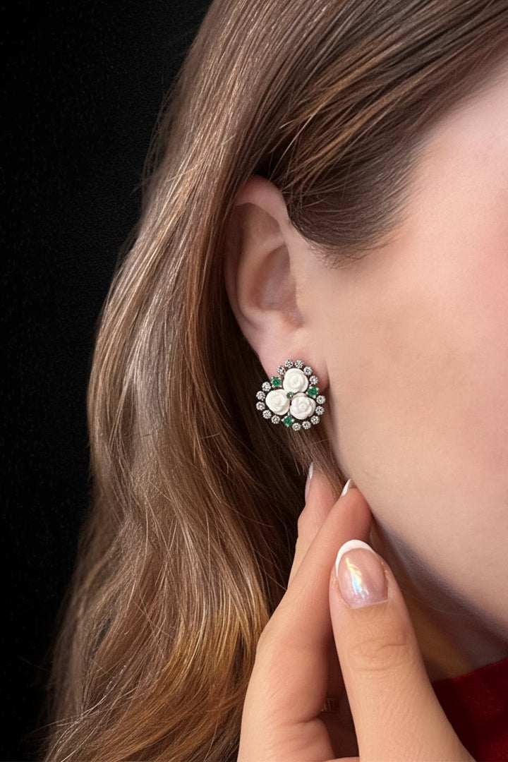 Orecchini con Rose di Corallo Bianco, Smeraldi e Diamanti