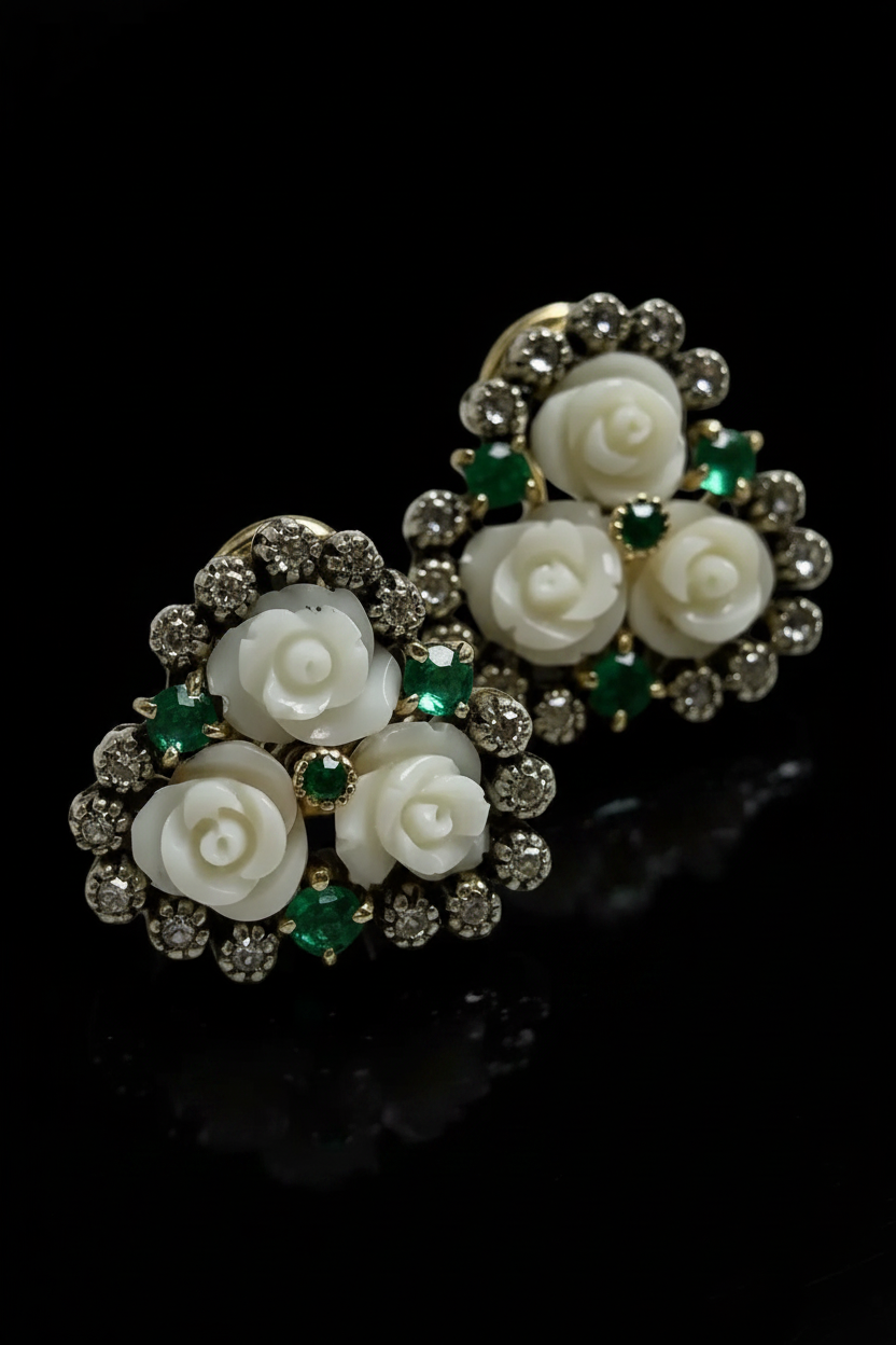 Orecchini con Rose di Corallo Bianco, Smeraldi e Diamanti