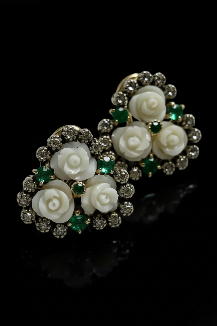 Orecchini con Rose di Corallo Bianco, Smeraldi e Diamanti