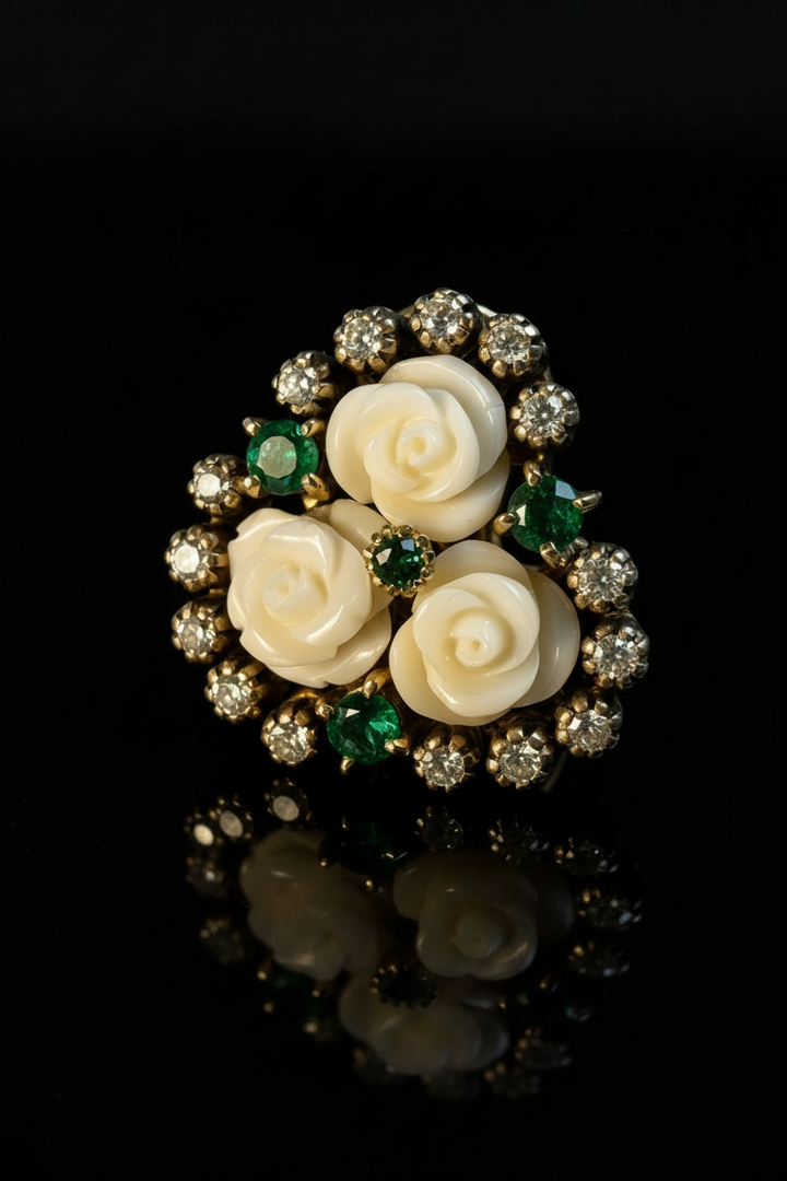 Orecchini con Rose di Corallo Bianco, Smeraldi e Diamanti