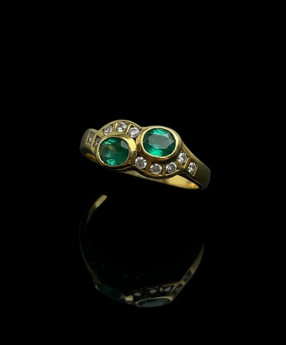 Sinuoso anello con smeraldi e diamanti