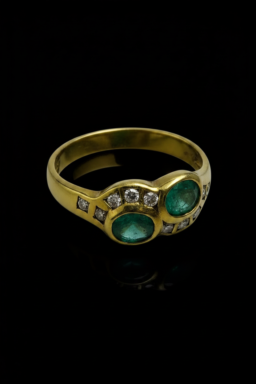 Sinuoso anello con smeraldi e diamanti
