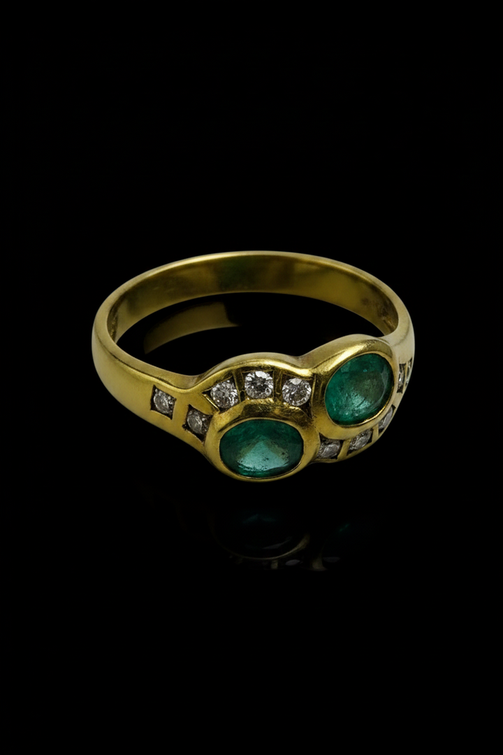 Sinuoso anello con smeraldi e diamanti