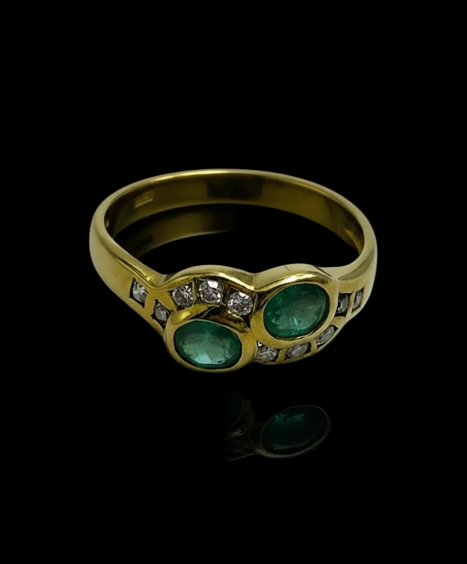Sinuoso anello con smeraldi e diamanti