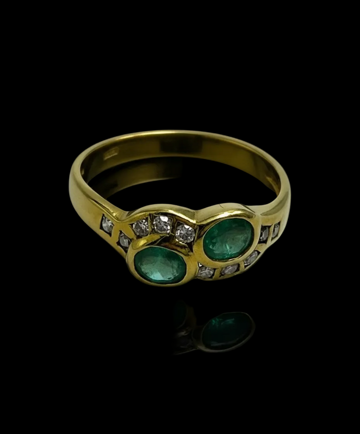Sinuoso anello con smeraldi e diamanti