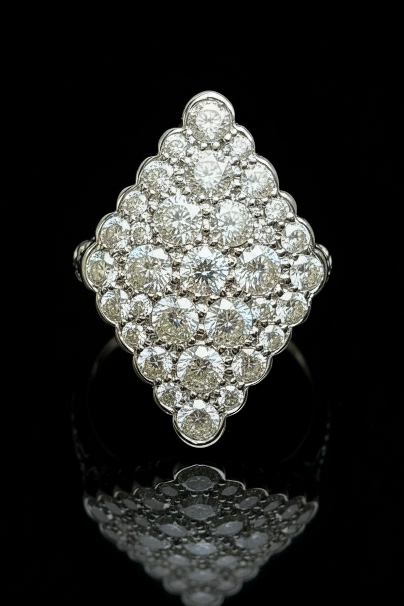 Splendido Anello Romboidale con Diamanti