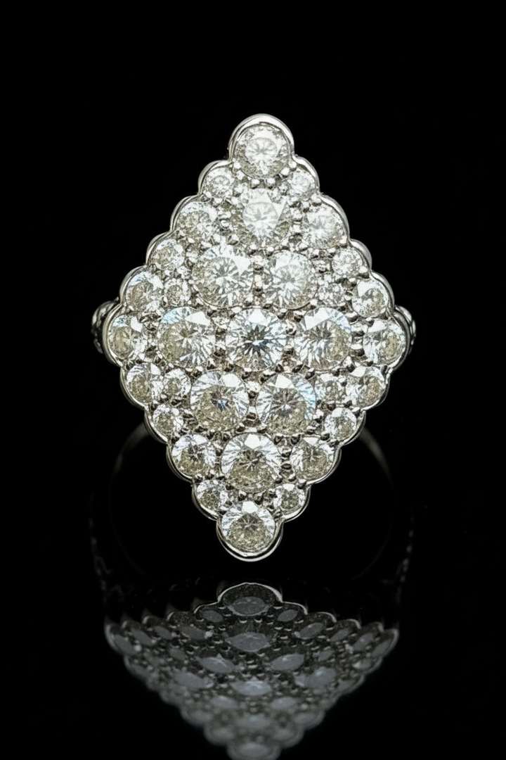 Splendido Anello Romboidale con Diamanti