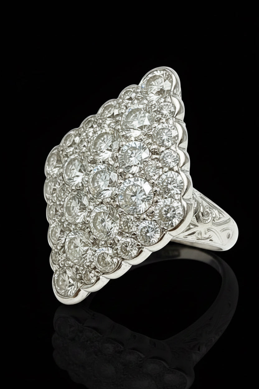 Splendido Anello Romboidale con Diamanti
