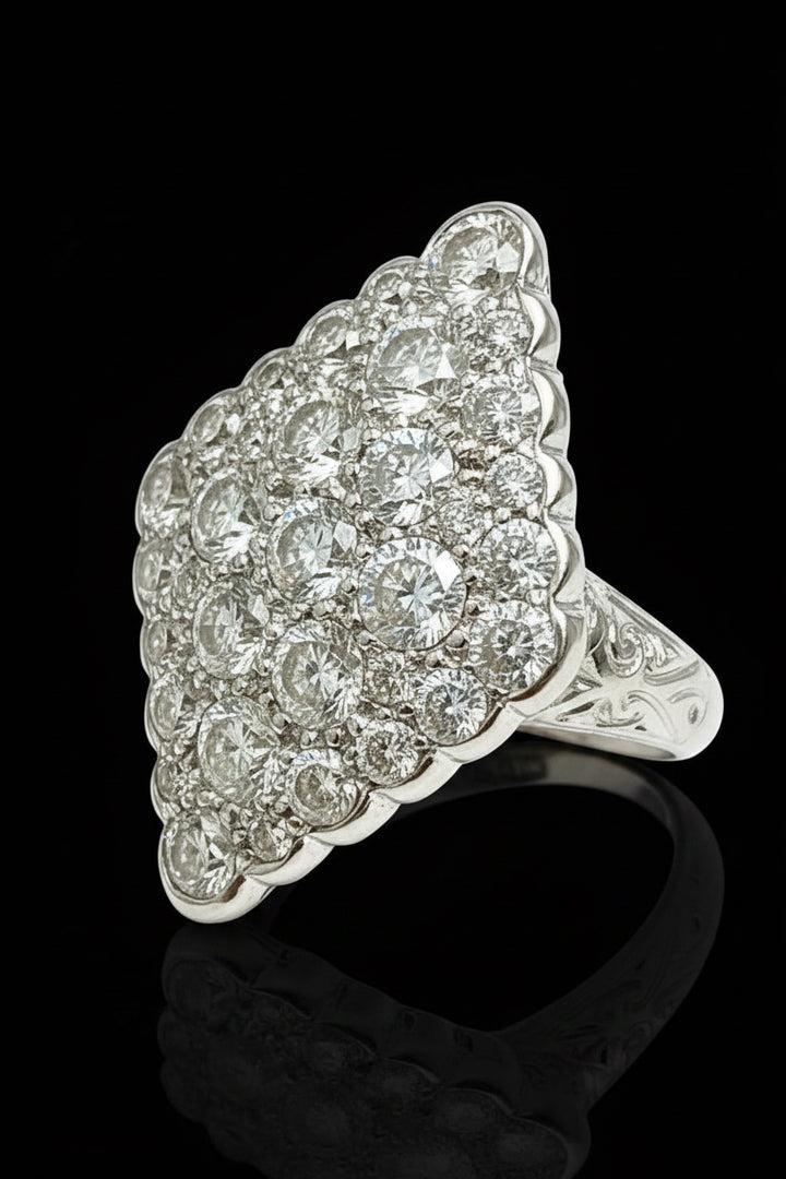 Splendido Anello Romboidale con Diamanti