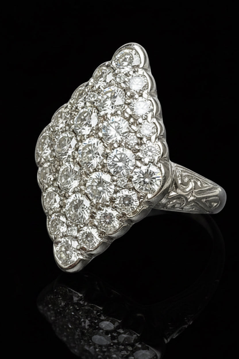 Splendido Anello Romboidale con Diamanti