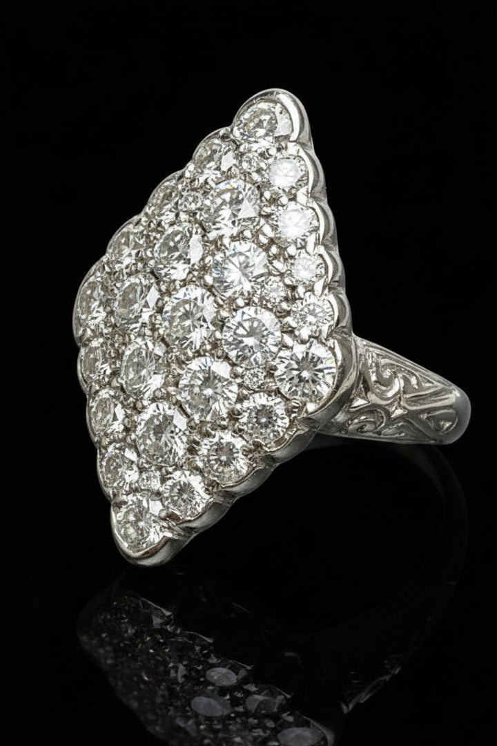 Splendido Anello Romboidale con Diamanti