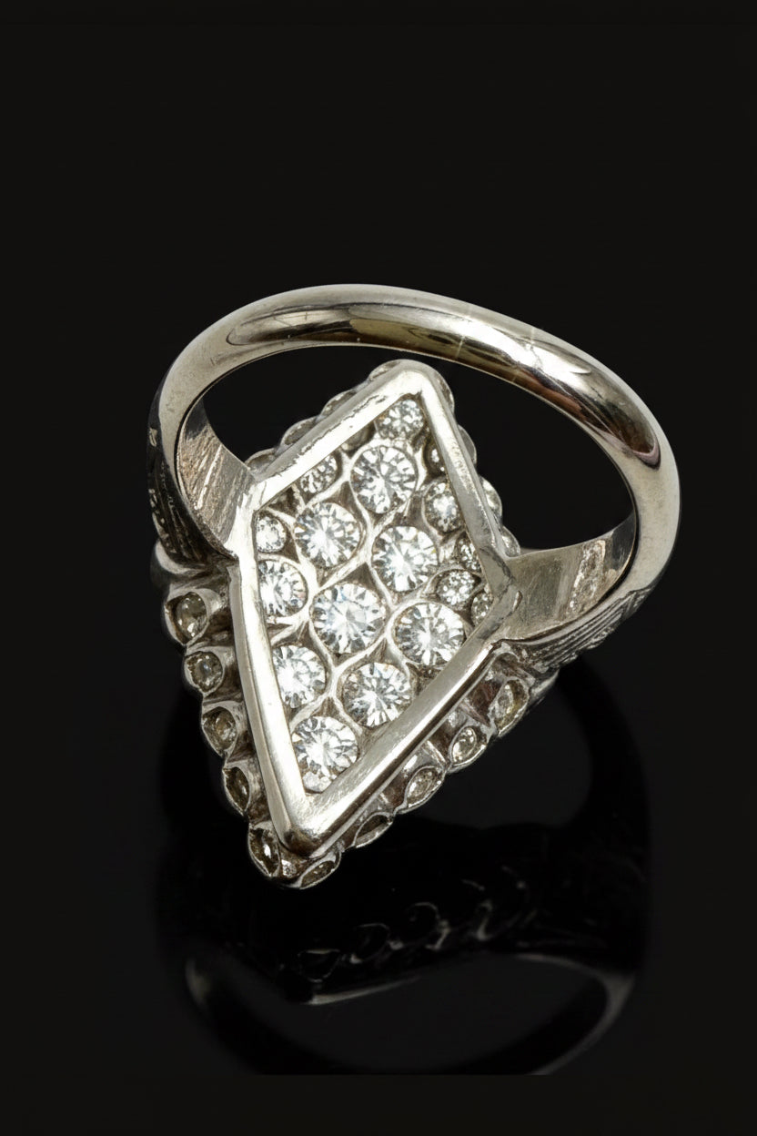 Splendido Anello Romboidale con Diamanti