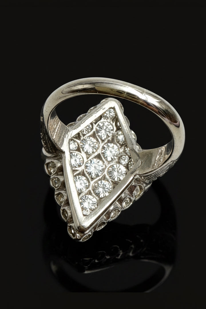 Splendido Anello Romboidale con Diamanti