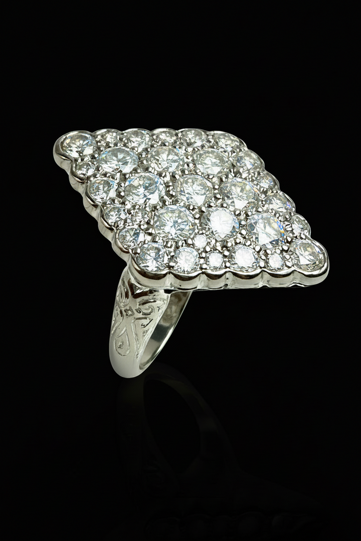 Splendido Anello Romboidale con Diamanti